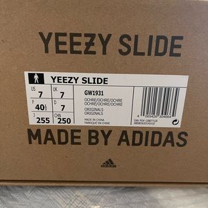 Yezzy slides never worn still in the box